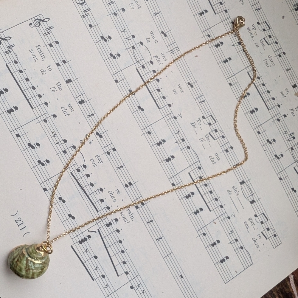 Vintage Gold and Green Shell Pendant Necklace - Picture 15 of 16